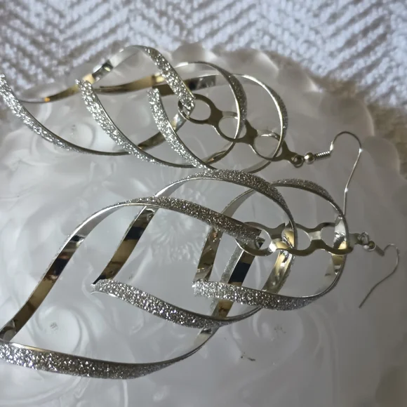 Swirl Geometric Earrings - Picture 6 of 8